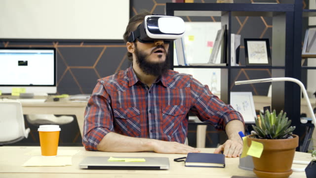 Kreative-bärtiger-Mann-nutzt-virtual-Reality-Brille