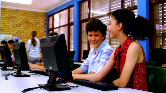 Estudiantes-interactúan-entre-sí-durante-el-uso-de-computadoras