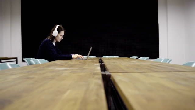 Frau-arbeitet-an-einem-Laptop-im-Büro