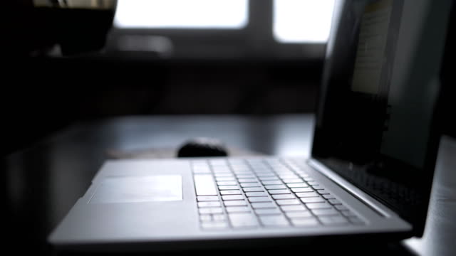 hombre-en-la-mesa-es-trabajar-por-la-tarde-en-un-ordenador-portátil-por-la-ventana