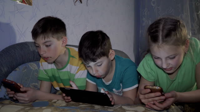 Niños-jugando-en-la-tableta