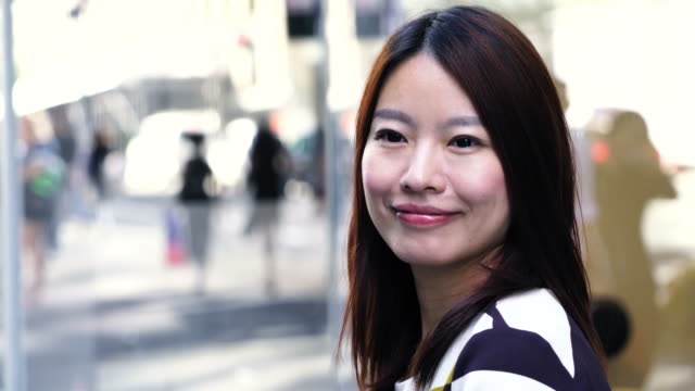 Schöne-asiatische-Frauen-in-hübsche-Kleider-stehen-in-einer-städtischen-Umgebung.-Stadt-Leben-Hintergrund.