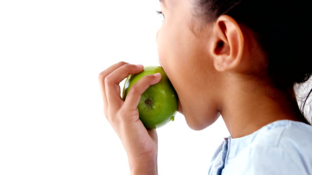 Niedliche-Mädchen-mit-grünem-Apfel-vor-weißem-Hintergrund