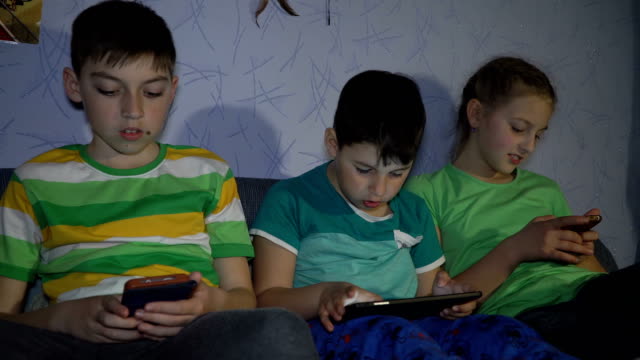 Niños-y-niña-jugando-en-la-tableta
