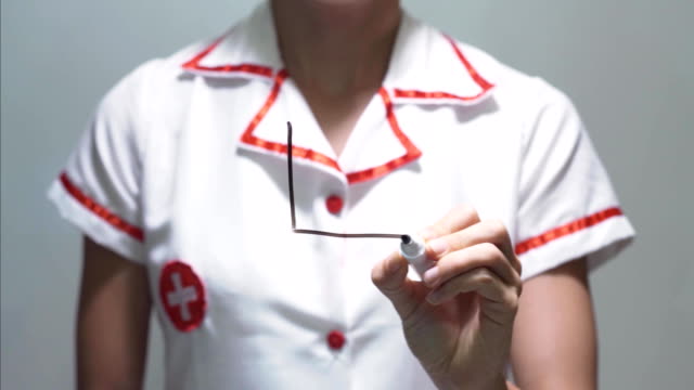 Médico-mujer-dibujo-gráfico-de-crecimiento-con-flecha-roja-en-la-pantalla-transparente.