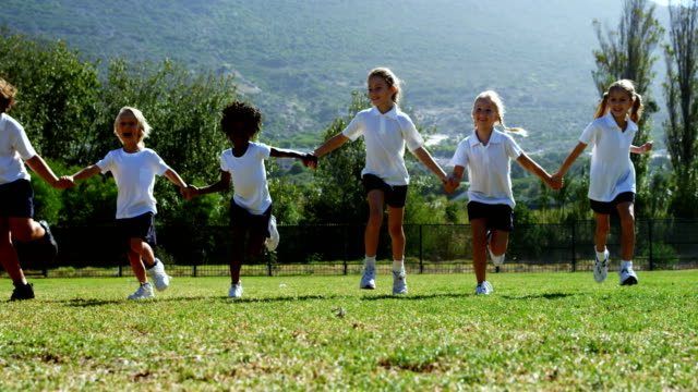 Escuela-de-niños-explotación-manos-y-corriendo-en-el-Parque