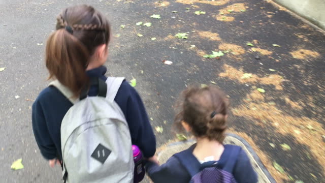 Zwei-Schwester-Mädchen-gemeinsam-zur-Schule-gehen