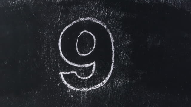 Stop-Motion-Animation-von-Hand-Zeichnung-Countdown-Zahlen-an-schwarzen-Tafel.-4-k-Film-timelapse