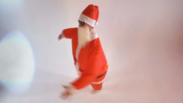 Artista-de-Santa-Claus-hace-bailarina-tonta-se-mueve.