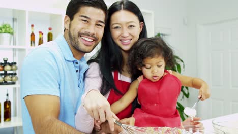 Chino-asiático-padres-hija-hogar-cocina-para-hornear