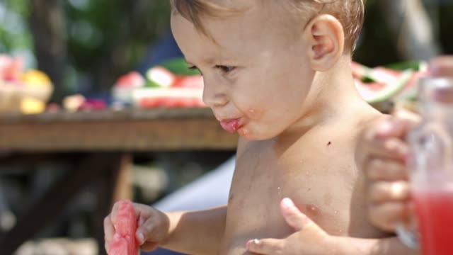 Baby-Boy-Wassermelone-essen
