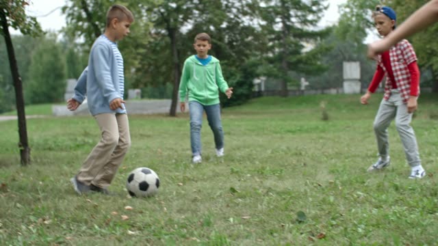 Kinder,-die-Erwärmung-mit-Fußball