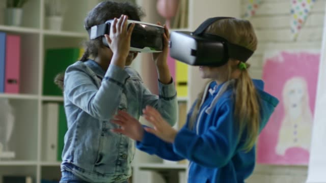 Los-niños-con-gafas-VR-y-jugar-en-la-escuela