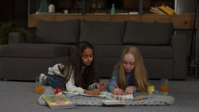 Cute-niñas-pintan-libro-de-colorear-con-marcadores