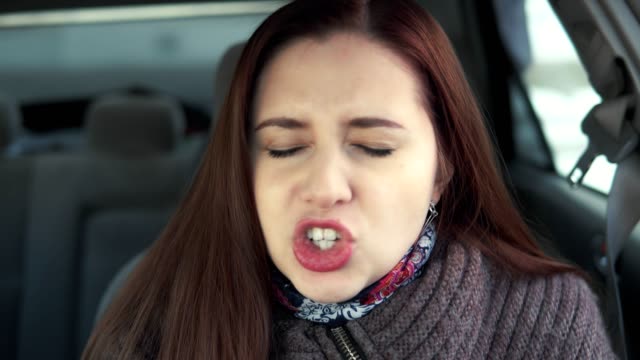 woman-is-singing-in-the-car