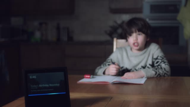 4K-Boy-Hausaufgaben-mit-Smart-Home-Gerät