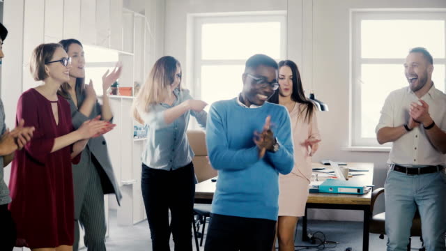Empresario-americano-africano-feliz-bailando.-Casual-hombre-celebra-la-victoria-y-logro-con-sus-colegas-de-raza-mixta-4K