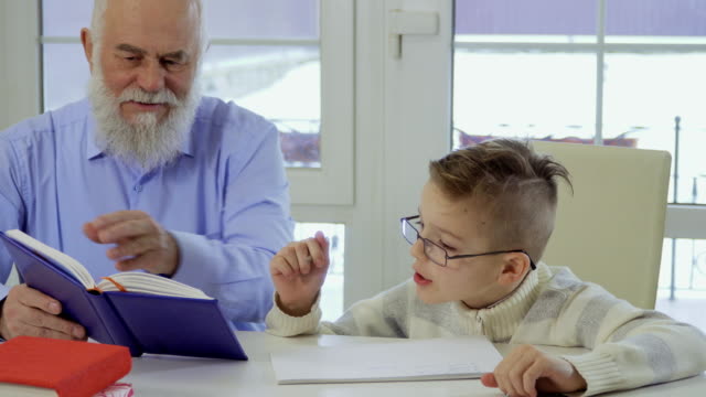 Enkel-fragt-Opa,-ihm-bei-den-Hausaufgaben-zu-helfen