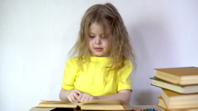 Schönes-kleines-Mädchen-ist-das-Buch-lesen.