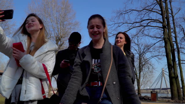 Teenager-schießt-sich-auf-Handy-beim-Singen-und-tanzen-im-park