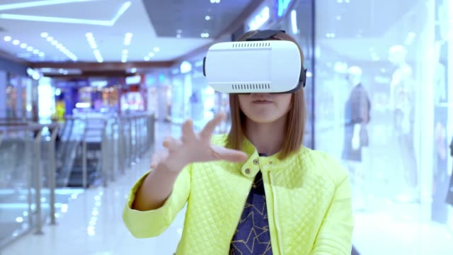 kleines-Kind-Mädchen-spielen-in-der-virtuellen-Realität-Gläser-in-der-Mall.