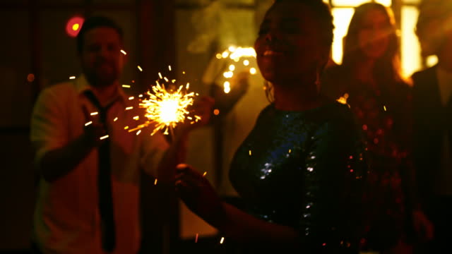 Mujer-negra-alegre-bailando-con-luces-de-Bengala