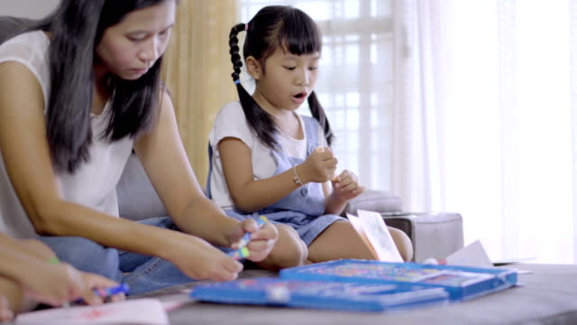 Asiatische-Familien,-Mütter,-Söhne-und-Töchter-malen-gerne.
