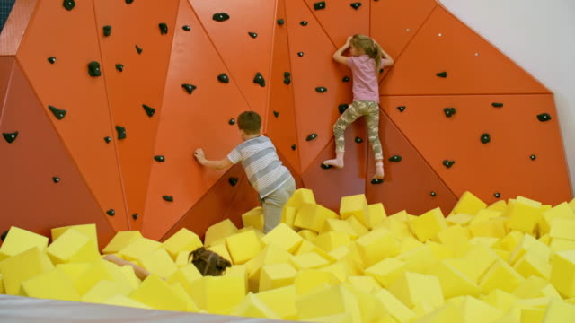 Kinder-mit-künstliche-Kletterwand