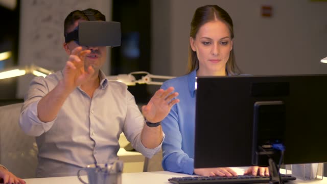 Team-mit-virtual-Reality-Kopfhörer-bei-Nacht