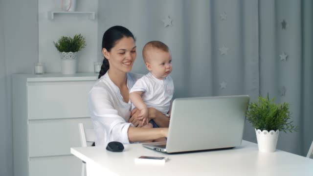 Geschäftsfrau-Mutter-Frau-mit-einem-Kleinkind,-arbeiten-am-computer