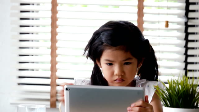 Asiatin-mit-Tablet-zu-Hause.-Menschen-mit-Technologie-Konzept.-4-k-Auflösung