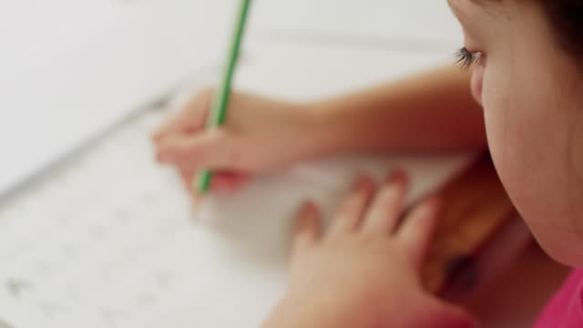 Kleines-Mädchen,-die-ihr-englischen-Hausaufgaben-vorbereiten