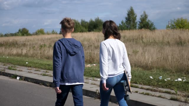 dos-adolescentes-caminando-por-la-calle
