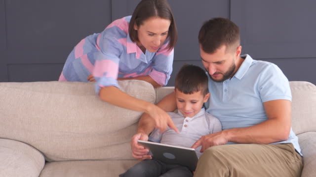 Junge-glückliche-Familie-mit-tablet