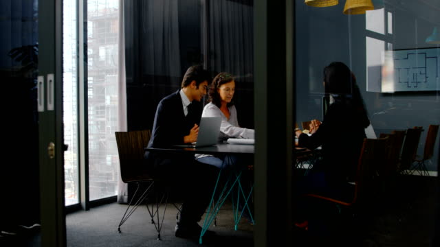 Business-executives-discussing-in-conference-room-4k