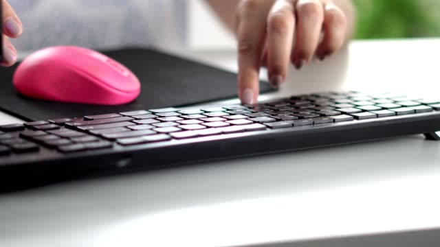 women's-hands-on-the-keyboard