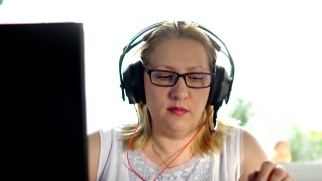 una-mujer-de-50-60-años-de-edad,-en-la-computadora