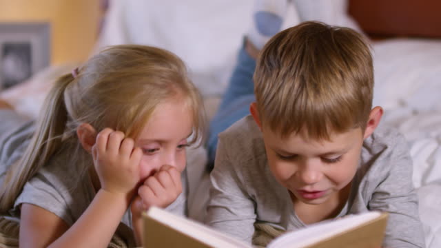 Kleine-Kinder,-die-gemeinsam-ein-Märchen-lesen