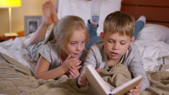 Kleinen-Bruder-und-Schwester-zusammen-ein-Märchen-lesen