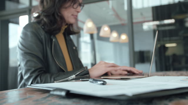 Mujer-de-negocios-ocupada-trabajando-en-ordenador-portátil-en-la-oficina