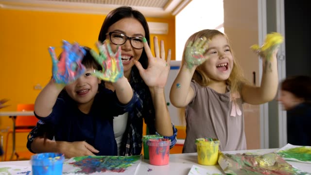 Kinder-und-Lehrer-mit-Hände-in-Farbe-im-Kunstunterricht