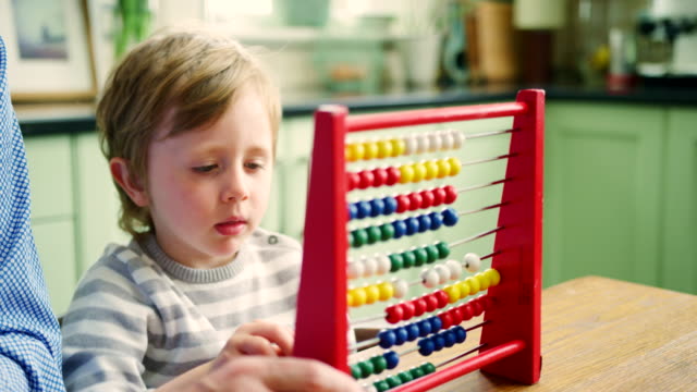 Vater-Sohn-der-Lehre-zählen-mit-Abacus