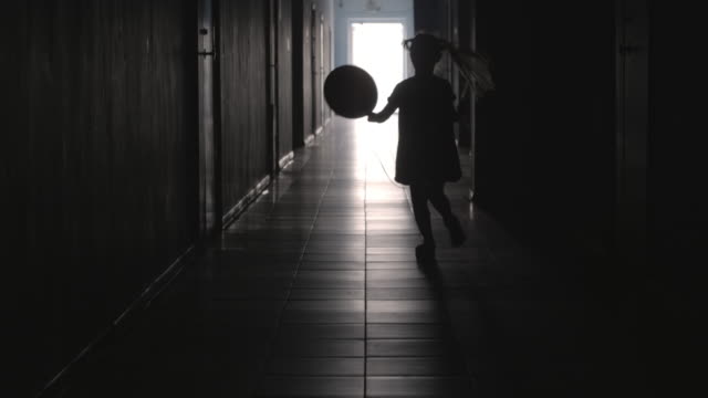 Silhouette-der-Mädchen-mit-Ballon-entlang-Flur-laufen
