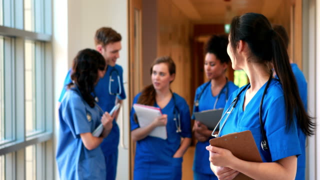 Medical-students-charlar-en-el-corredor