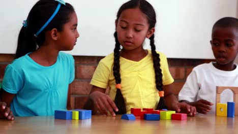 Alumnos-jugando-con-bloques-de-construcción-en-montaje-tipo-aula