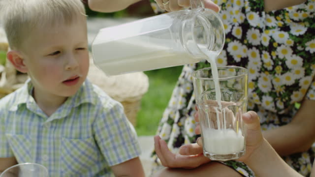 pouring-milk-in-a-glass