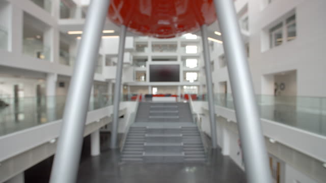 Leerer-Empfangsbereich-des-modernen-Universitätscampusgebäudes