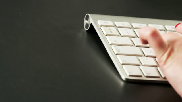 Frau-auf-einer-Tastatur-Tippen