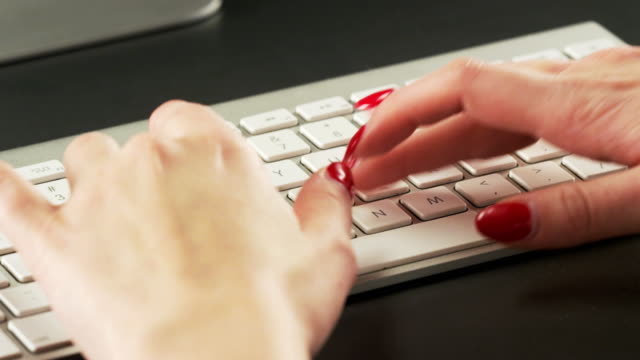 Mujer-escribiendo-en-un-teclado-y-haciendo-gestos