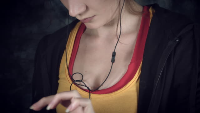 4K-Hi-Tech-Schuss-von-Fitness-Frau-Einrichtung-ein-Smartphone-für-Musik
